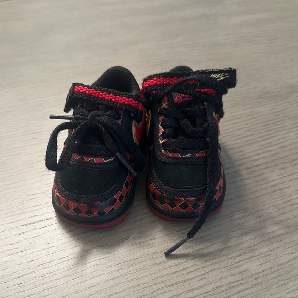 Nike Black and Red Sneakers with Lace-Up Design - Picture 2 of 7